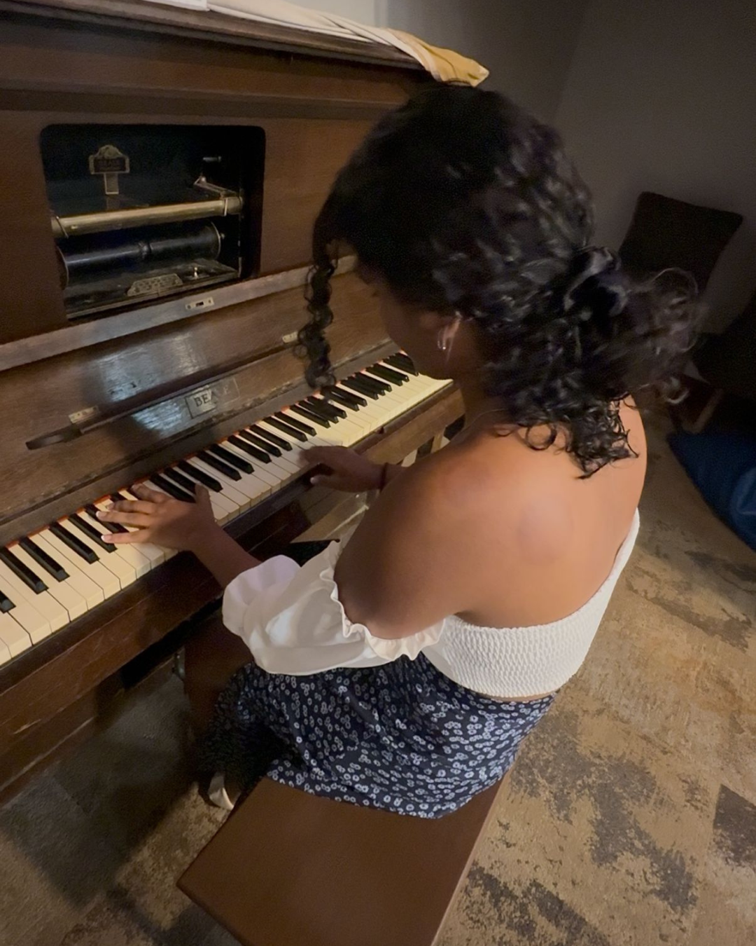 Piano keys or Jana playing piano